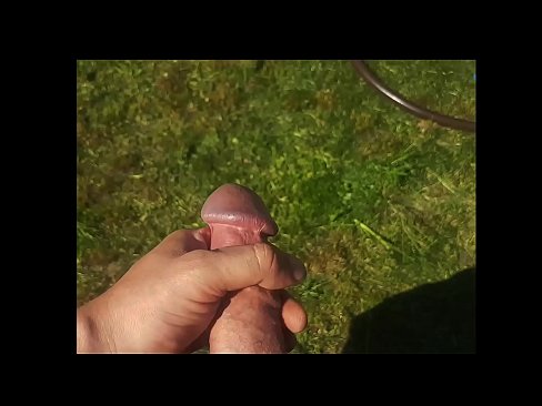 ❤️ Una guapa calenta es folla el seu cony rosa i es corre amb un esquitxat en un jardí d'estiu ☑ Súper sexe al porno ca.novoporn-com.ru ❌❤